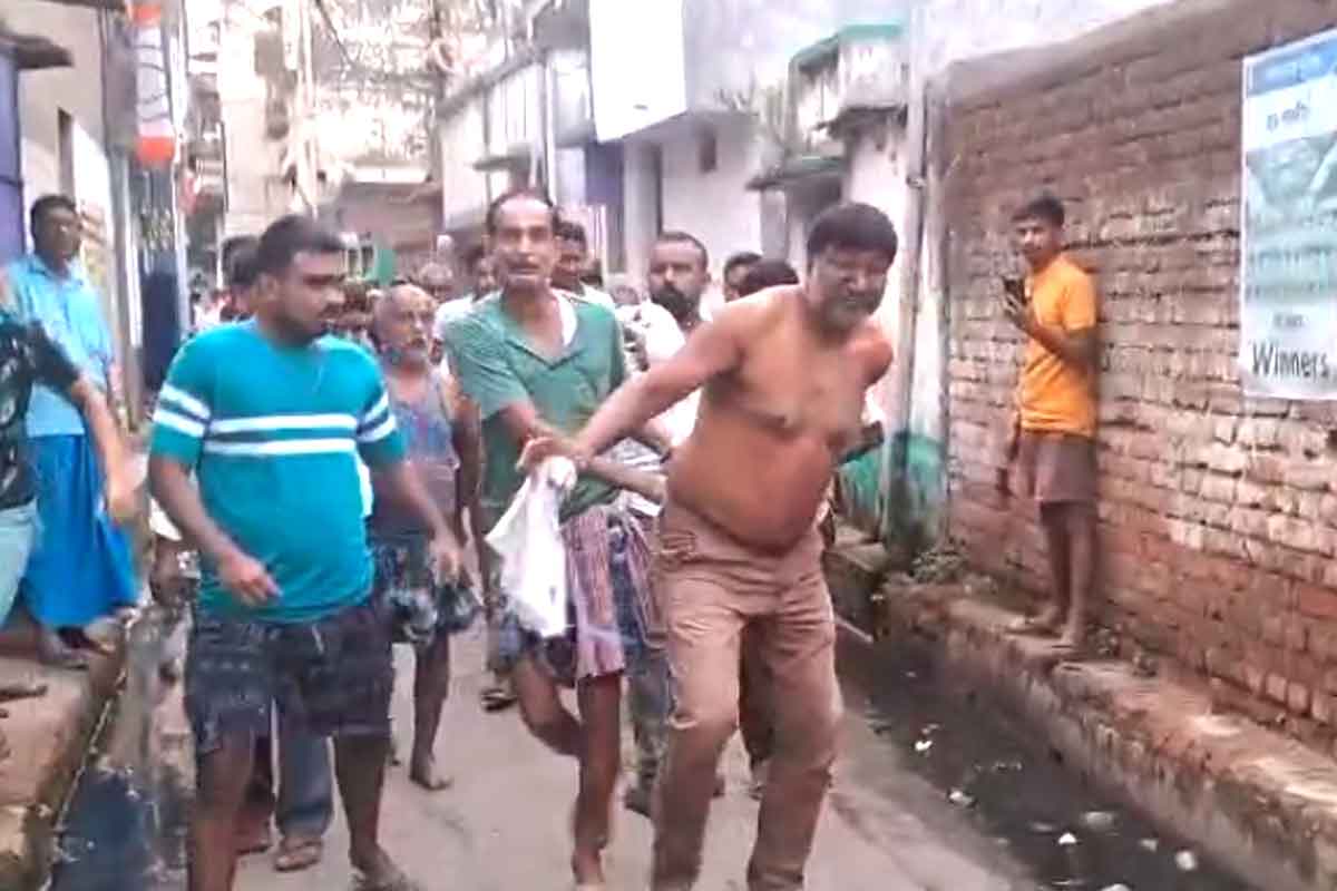 Birbhum News: দুবরাজপুরে আবাসের কাটমানি ফেরত চেয়ে তৃণমূল নেতাকে জুতোপেটা, জামা খুলিয়ে দৌড়